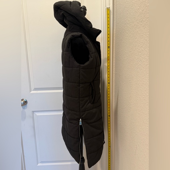 Black Winter Vest with Hood and Padded Design - Picture 7 of 10
